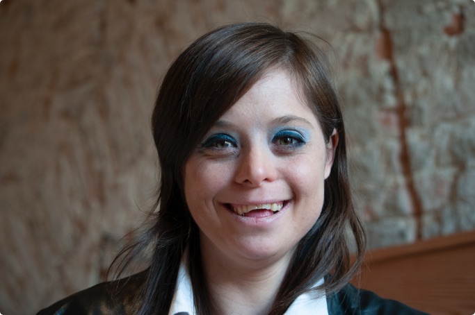 Cameriera in sala con due clienti durante la colazione del mattino al Dadi Home