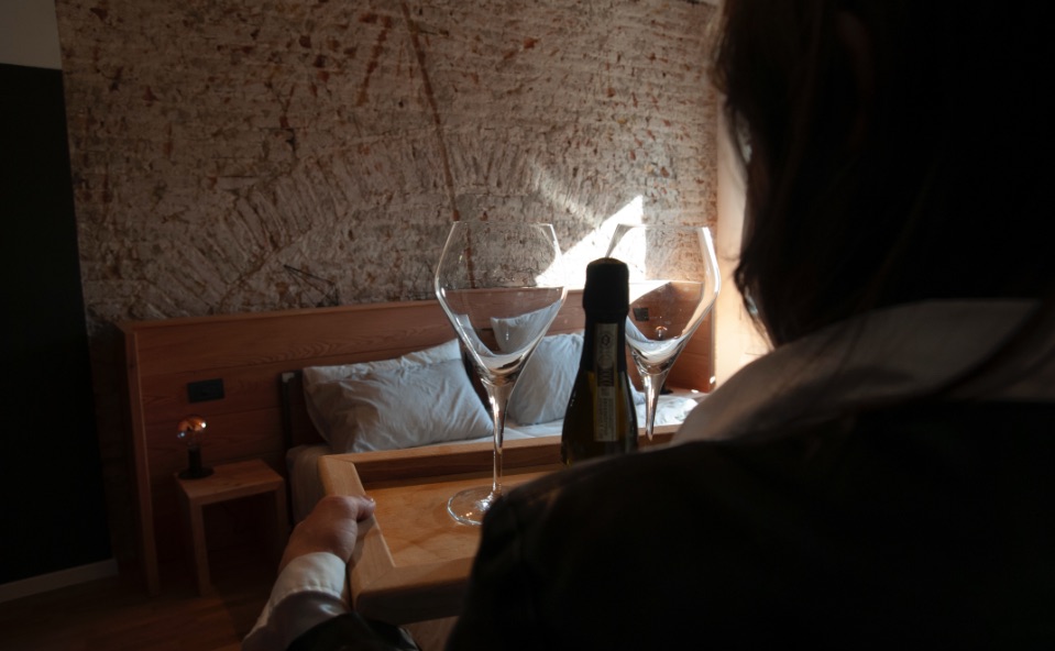 Cliente in camera della struttura ricettiva